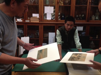 Professor Luo Xiangke 
examine prints from
The School of Art Collection